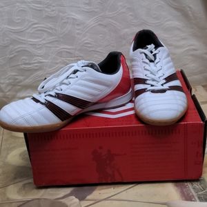NWT men's indoor soccer shoes - umbro, sz 8